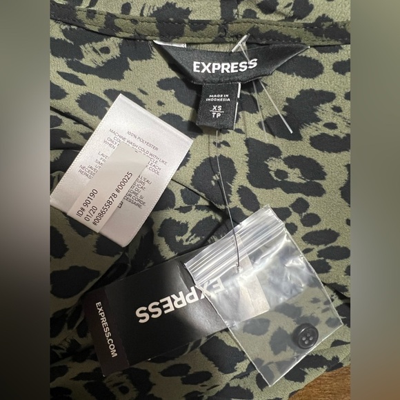 Express Women Size XS Blouse Green Black Animal Print Twist Front Long Sleeve - Picture 14 of 14